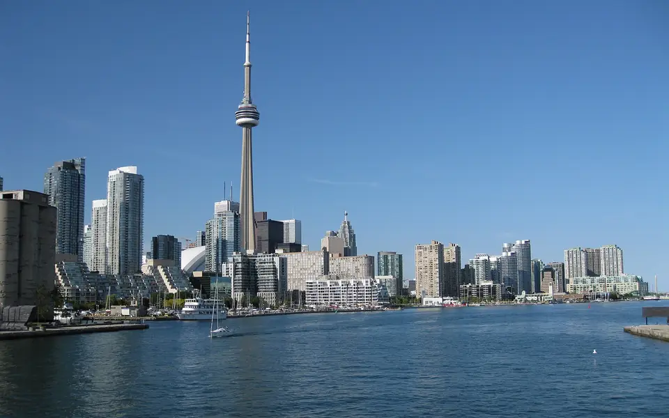 Web design and development in Canada: the Toronto skyline and the CN Tower